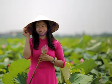 vietnamese conical hat woman